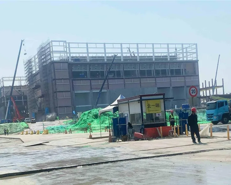 去年工地開工時曾挖到文化遺址，有人認為當時沒有舉辦儀式「按捺」，才發生多起事件，傳出靈異。翻攝照片