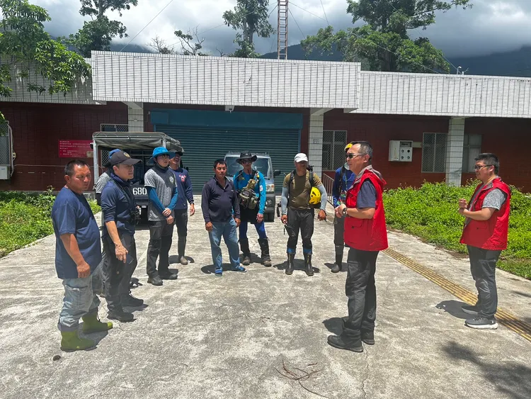 警消集結進入山區搜救。消防局提供