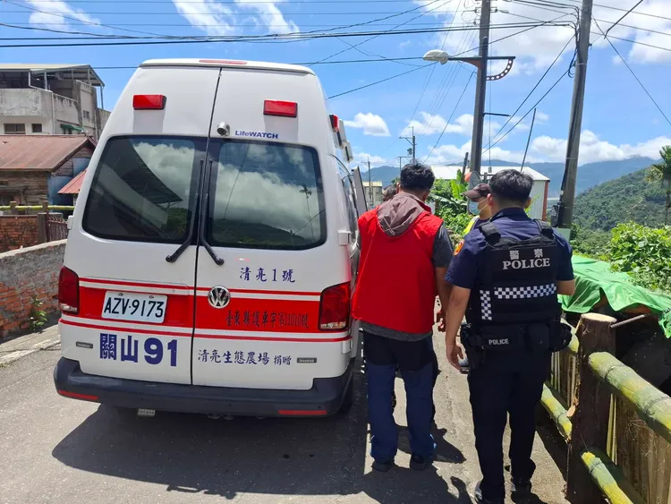 尋獲登山失聯男子並將他送醫。消防局提供