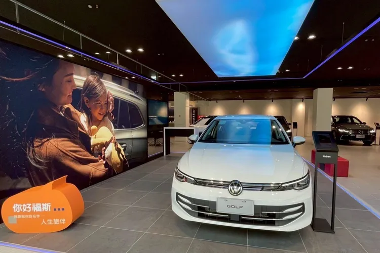 全館可同時展出15輛新車，並設有2間專屬交車室，提供更具儀式感的交車體驗。業者提供