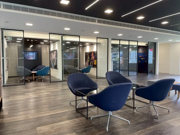 佔地達2,484平方公尺的展示空間，以品牌代表色藍與白為主軸，營造簡約明亮的視覺風格。業者提供