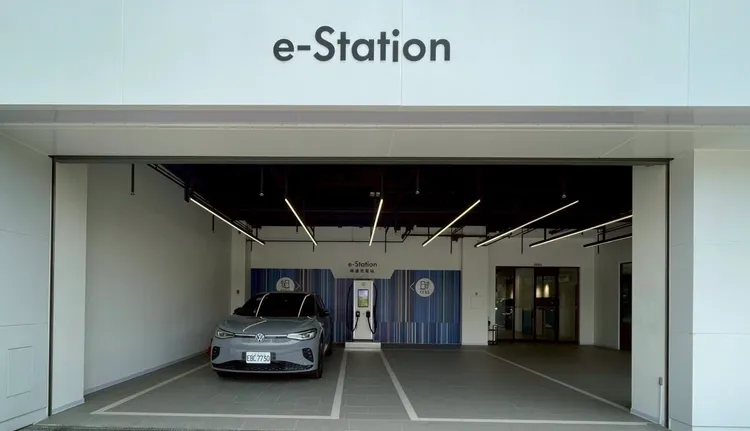 館內亦設置即將啟用的室內EV充電區，配備360kW DC快速充電設備。業者提供