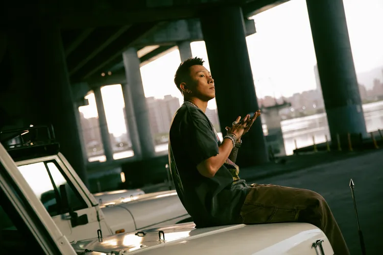 新歌部份靈感來自瘦子女兒。本色提供