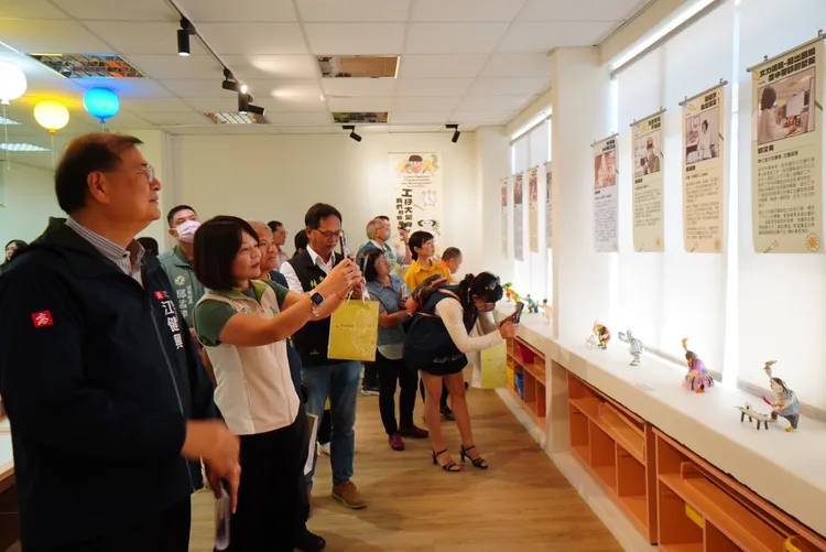 江健興局長、湯詠瑜市議員貴賓17日參觀展場。翻攝畫面