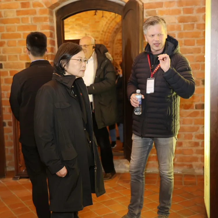 蔡英文近日出訪立陶宛，身上的黑色外套意外引起關注，不少網友發問跪求品牌。翻攝蔡英文Threads