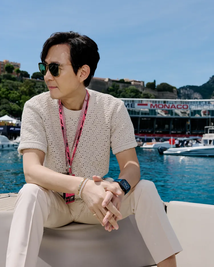 韓星李政宰佩戴TAG Heuer Monaco鏤空計時腕錶深藍款亮相 2025 F1摩納哥大獎賽。品牌提供