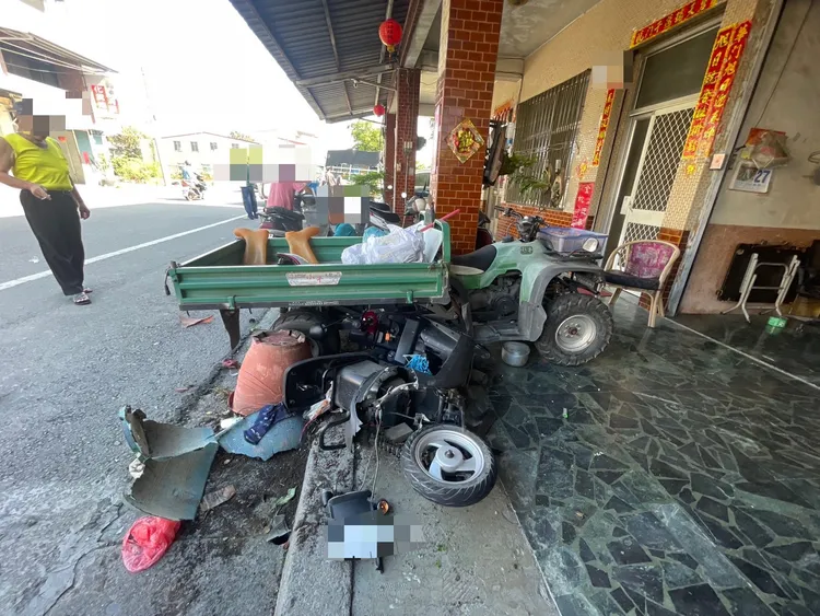 91歲潘姓老婦的電動二輪車慘成廢鐵，她也全身骨折變形，送醫仍回天乏術。翻攝照片