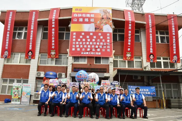 雲林縣警局在北港鎮北辰外懸掛大型宣導標語，藉機宣傳防詐。警方提供