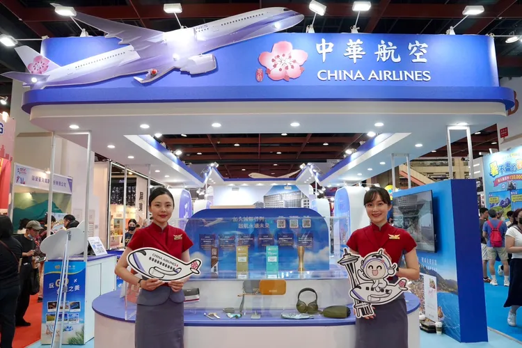 航空公司現場祭出好康優惠吸客。華航提供