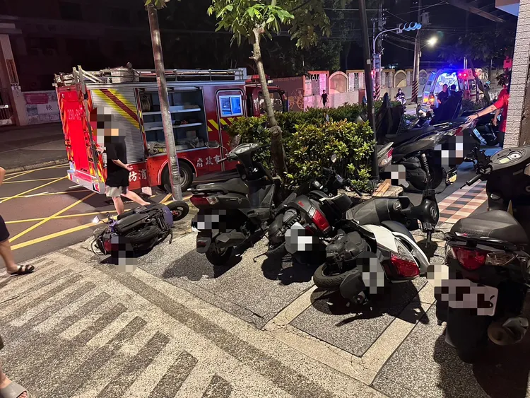 現場機車被撞得東倒西歪。翻攝畫面