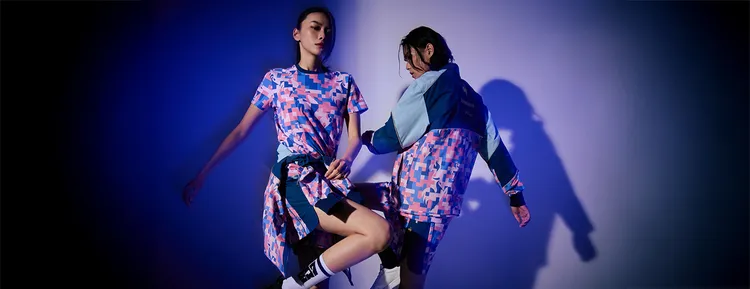 「URBAN REBIRTH潮流重塑」採用帶灰階的大膽色塊與奔放筆觸呈現。品牌提供