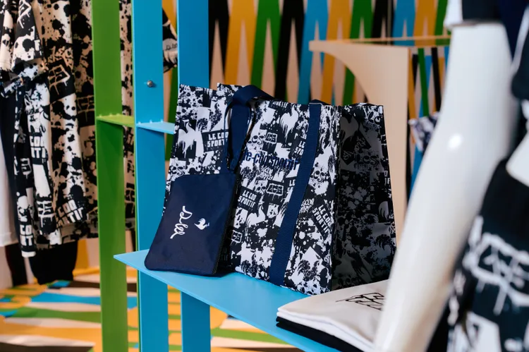 Le Coq Sportif X Daniel Wong繪彩黑托特包，3290元。品牌提供