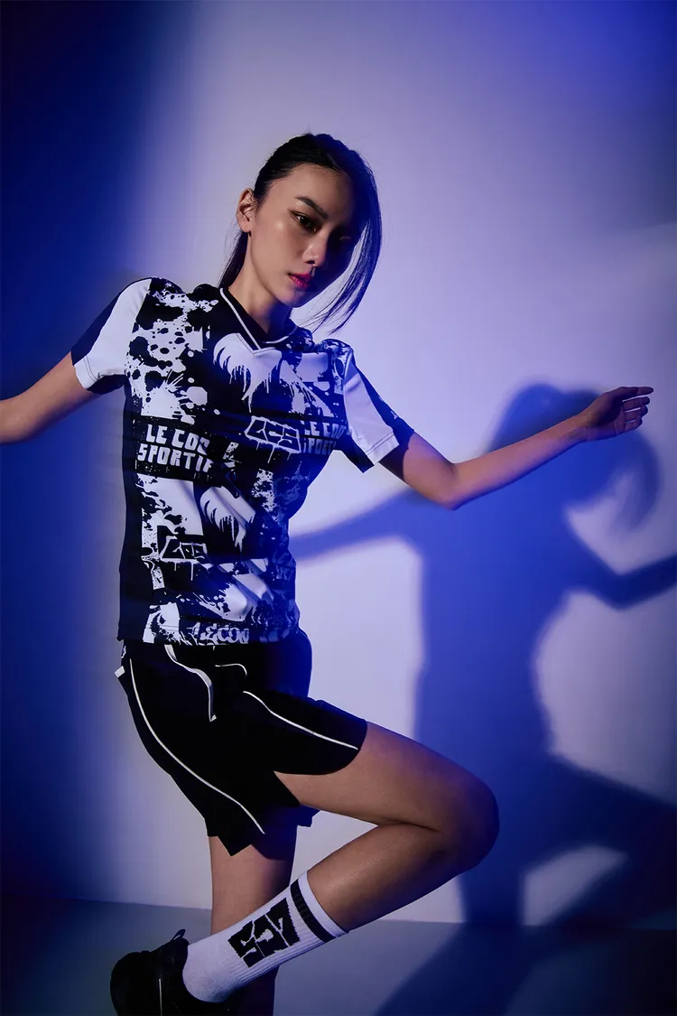 Le Coq Sportif X Daniel Wong女款短袖T恤、黑色平織運動短褲，各2990元。品牌提供