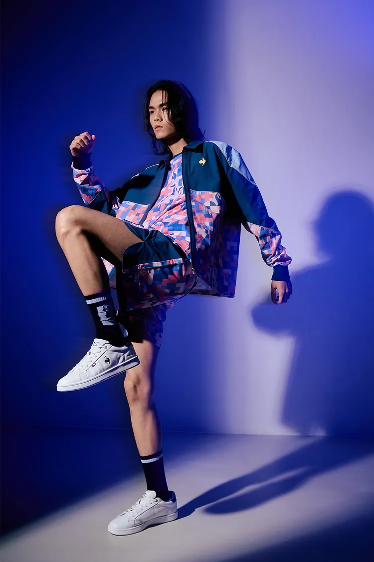 Le Coq Sportif X Daniel Wong迷彩粉平織防風外套5990元、短袖T恤2290元、迷彩粉平織運動短褲2990元。品牌提供