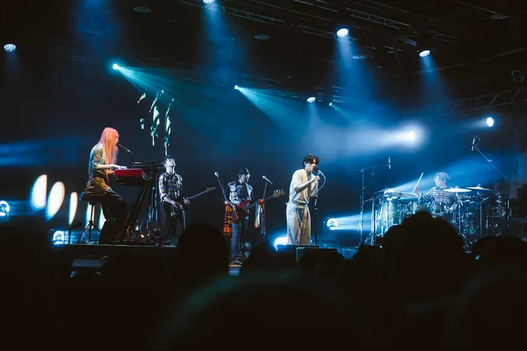 嘉賓知更（右）的創作被惠婷（左）說「很派」。相信音樂提供