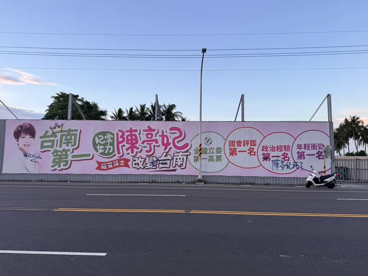 警方調閱監視器，找到下手的68歲洪姓婦人，但她「不太靈光」，跟政治狂熱無關。翻攝照片