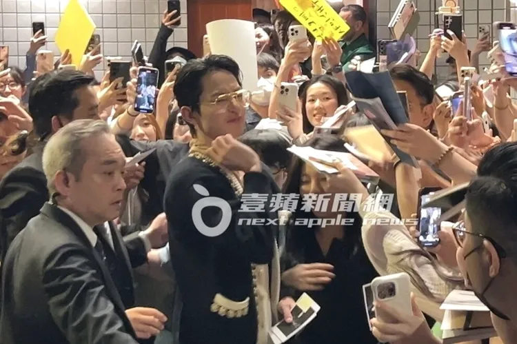 喝的有點茫的李洙赫，拿了很多照片但發現太多了決定把手抽回來。特勤中心攝