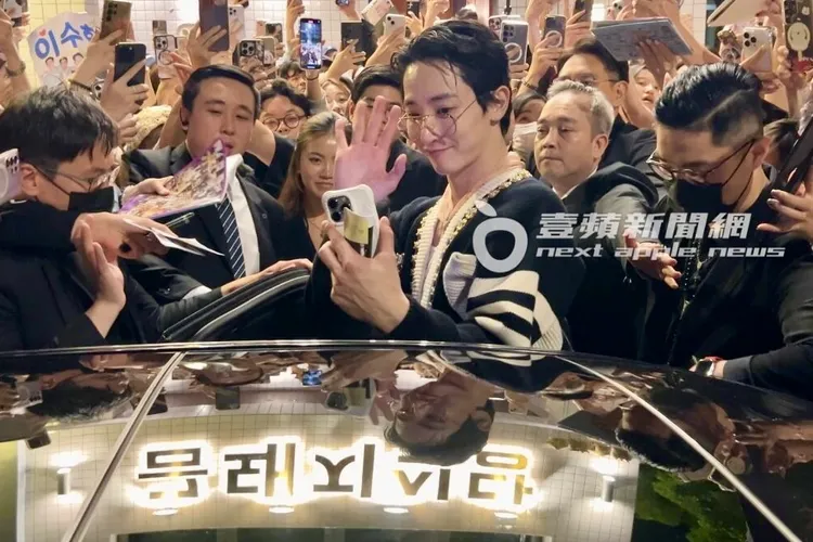 男神李洙赫選中1名幸運「太子妃」手機，拿起來揮手自拍大合照。特勤中心攝