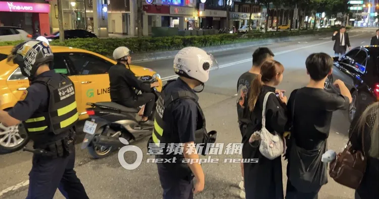 深夜「金豬食堂」外聚集上百位粉絲，員警多次前來驅趕違停車輛。特勤中心攝