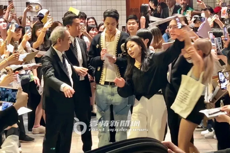 男神李洙赫停下腳步替「太子妃」簽名，正妹工作人員幫忙開道。特勤中心攝