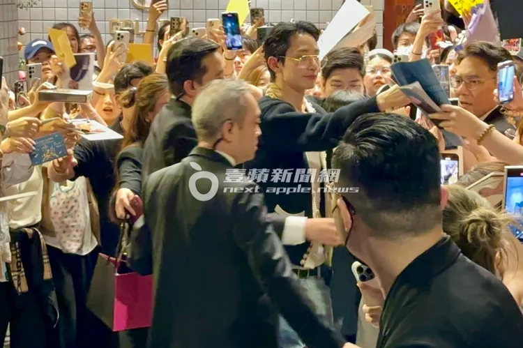 李洙赫在「金豬食堂」門口一一幫粉絲們簽名。特勤中心攝