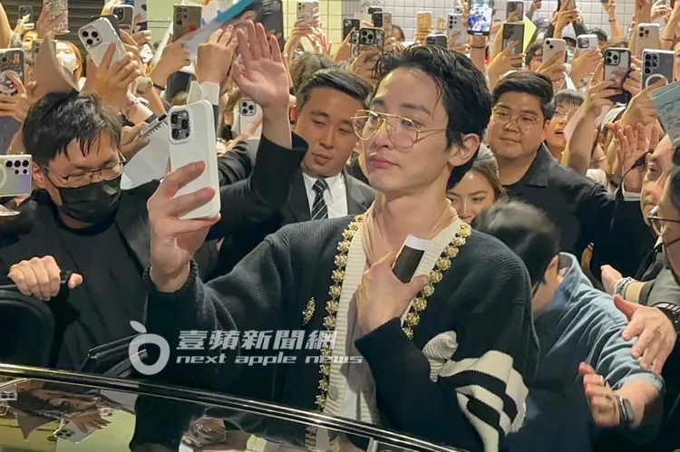 凌晨12點，李洙赫上車前不忘照例拿「太子妃」手機和粉絲互動。特勤中心攝