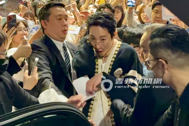 李洙赫在金豬食堂被上百名「太子妃」粉絲包圍，露出驚訝表情。特勤中心攝