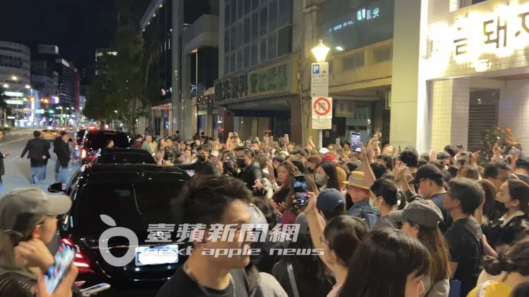 現場等候的粉絲們拍到李洙赫上車後才紛紛散去。特勤中心攝