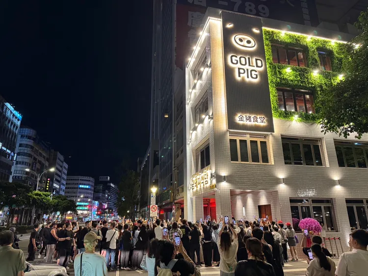 深夜11點半，「金豬食堂」台北店外頭越晚聚集越多人，只為目睹韓國男神李洙赫一眼。特勤中心攝