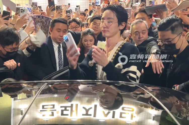 李洙赫選中幸運「太子妃」手機，拿起來繞圈圈自拍，留下美好回憶。特勤中心攝