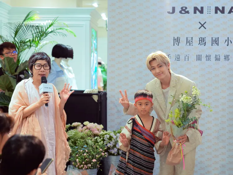 炎亞綸（右）被孩子們滿滿的用心與真誠打動。圖／J&NINA提供