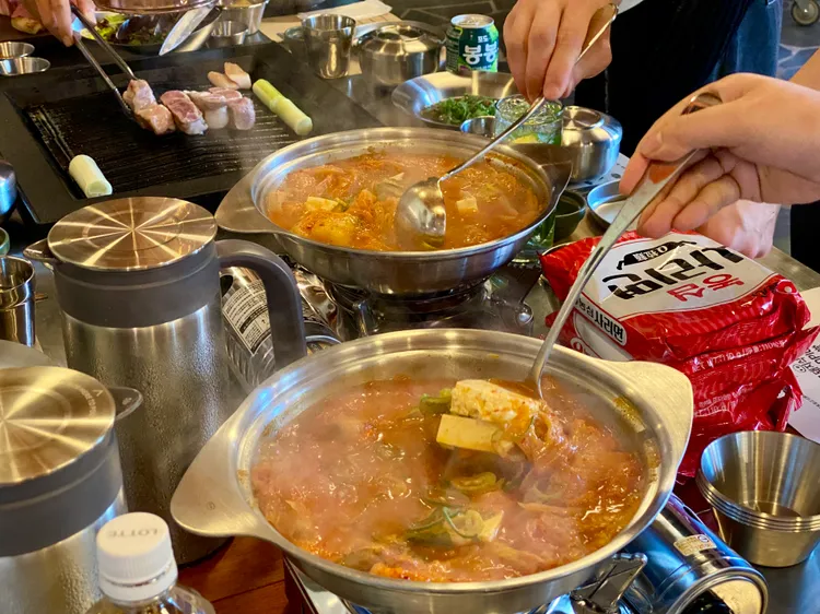 「金豬食堂」開幕後將提供套餐等選項，除烤肉外還可吃到泡菜鍋。莊偉祺攝