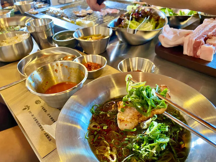 燒肉可選擇包飯醬或白帶魚醬一起吃，或是搭配獨家青蔥醬汁等。莊偉祺攝