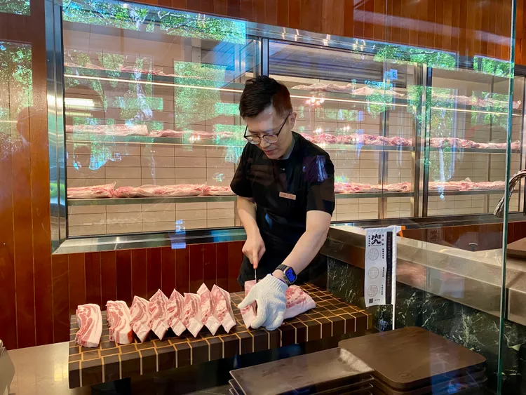 金豬食堂台灣店特別與「究好豬」品牌合作，1樓一進門就有低溫室、現切台呈現。莊偉祺攝