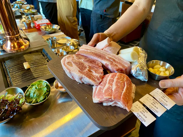 台灣店肉品主打部位包含松坂肉、霜降肉、梅花肉、帶皮帶骨五花肉等。莊偉祺攝