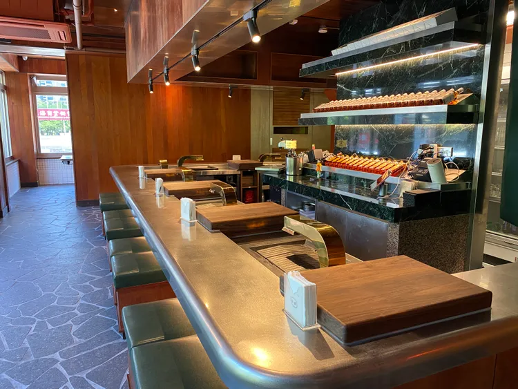 2樓特別規劃VIP樓層，含吧台區與包廂區須整層預約使用，低消為6萬元。莊偉祺攝