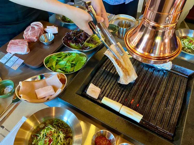 金豬食堂必吃少見的帶骨豬五花等肉品。莊偉祺攝