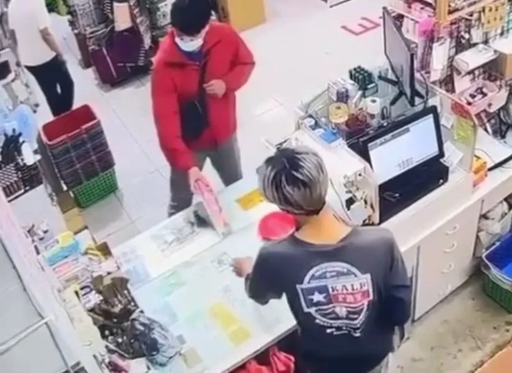 黃男到五金行購買水果刀。翻攝照片