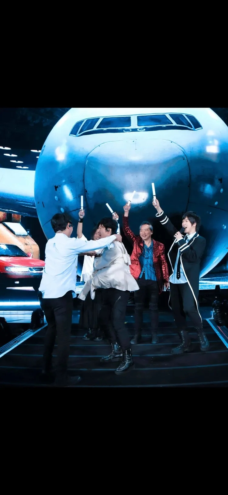 冠佑（右）立馬蓋上外套遮住怪獸。圖／相信音樂提供