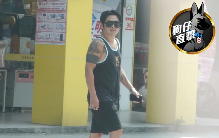 曹格戴著黑色墨鏡現身東湖街頭，身材看上去有些福態。特勤中心攝