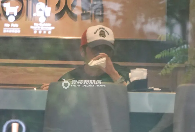 用餐期間，曹格不時抽取衛生紙擦拭嘴巴。特勤中心攝