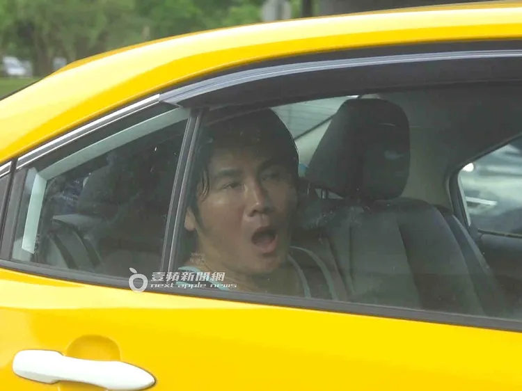 曹格在東湖坐上計程車，脫下太陽眼鏡打哈欠。特勤中心攝