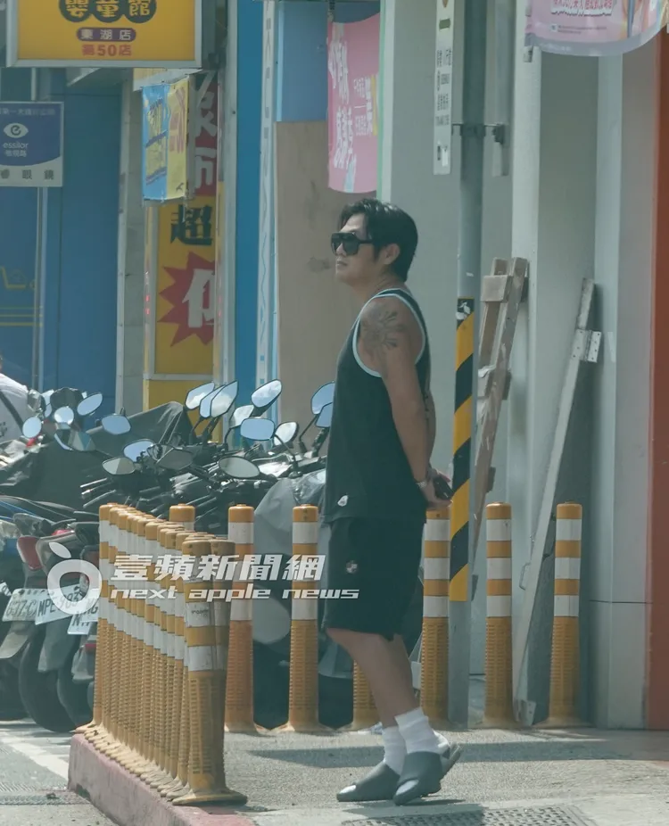 曹格突然走到騎樓外，面對馬路曬曬太陽。特勤中心攝