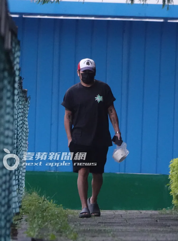 曹格拿著餐點返回工作室。特勤中心攝