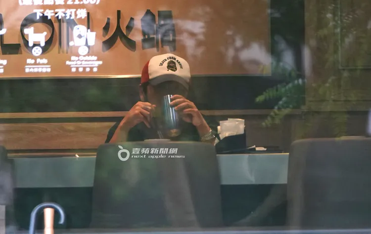 曹格拿起桌上飲料解渴。特勤中心攝