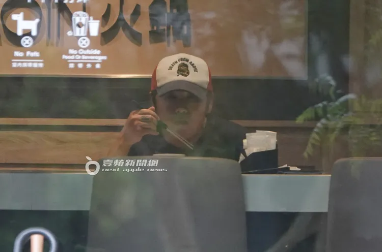 曹格獨自吃火鍋。特勤中心攝