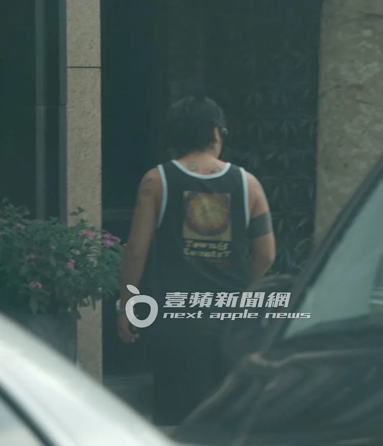 曹格獨自一人返回工作室。特勤中心攝