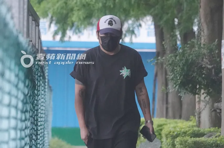 走在路上曹格刻意將帽子壓低。特勤中心攝