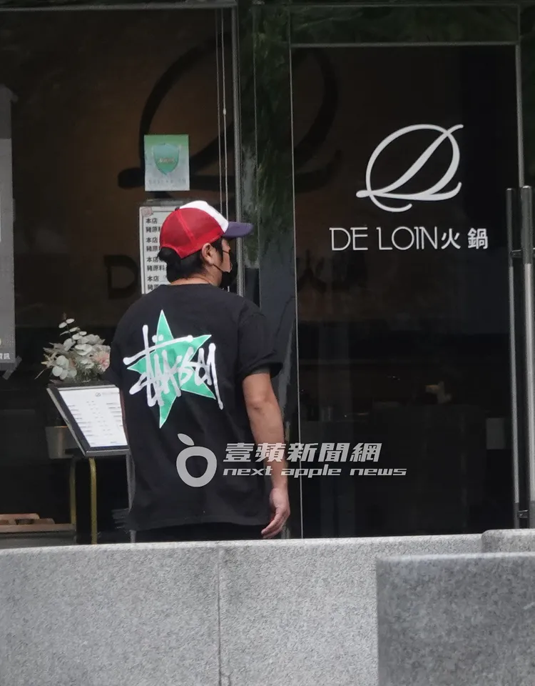 曹格步出工作室，換了一身衣服戴上帽子，獨自走到附近火鍋店用餐。特勤中心攝