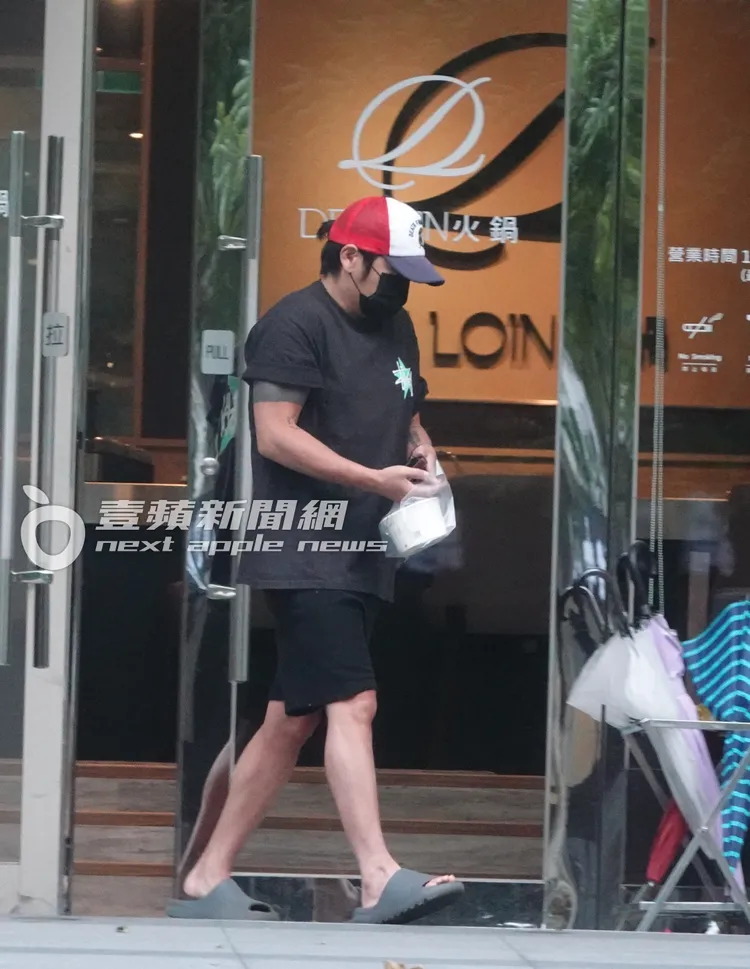 吃飽喝足後，曹格相當滿意地拿著外帶步出餐廳。特勤中心攝